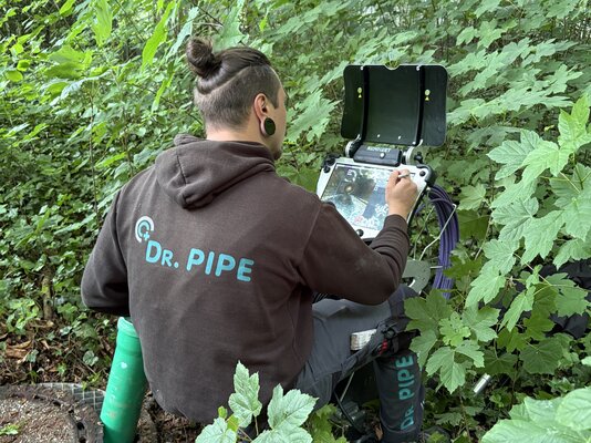 Dr. Pipe NRW Mitarbeiter bei der TV Inspektion mit einer Kummertanlage