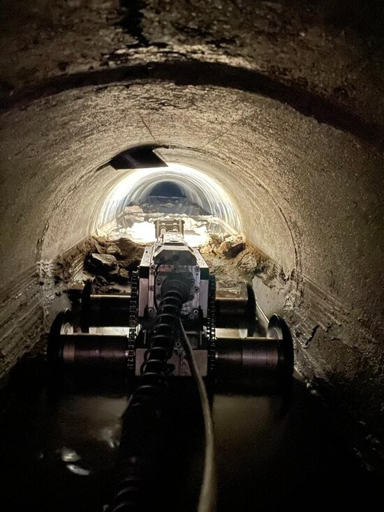 Drainjet Roboter zum Wasserhöchstdruck in einem verschmutzten Kanal